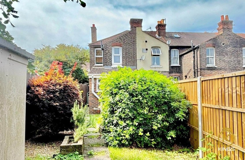 House Walnut Tree Close in Guildford