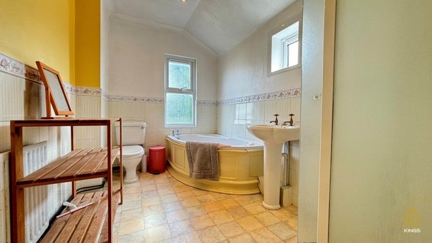 House Walnut Tree Close in Guildford