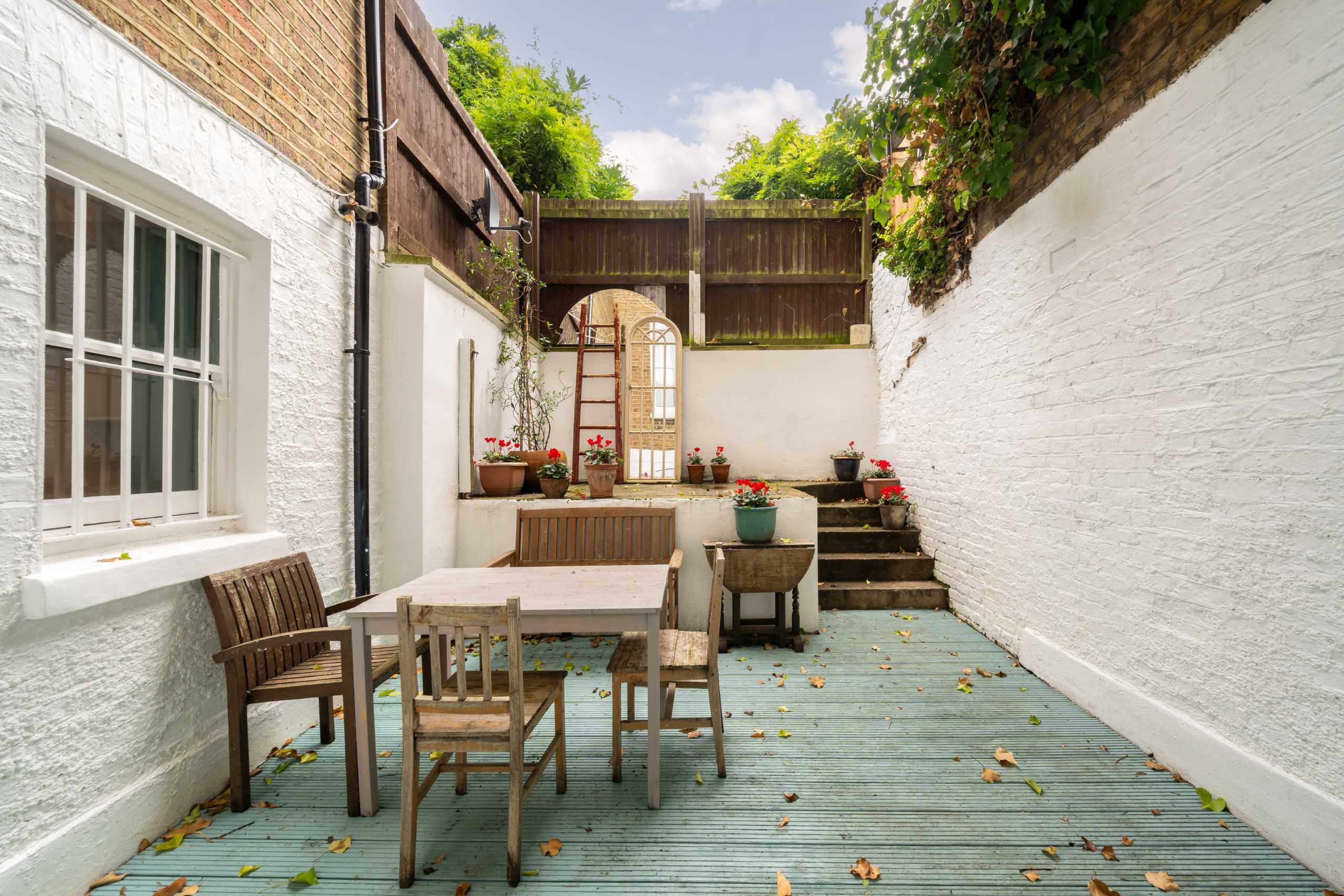 Flat Powis Gardens in Greater London