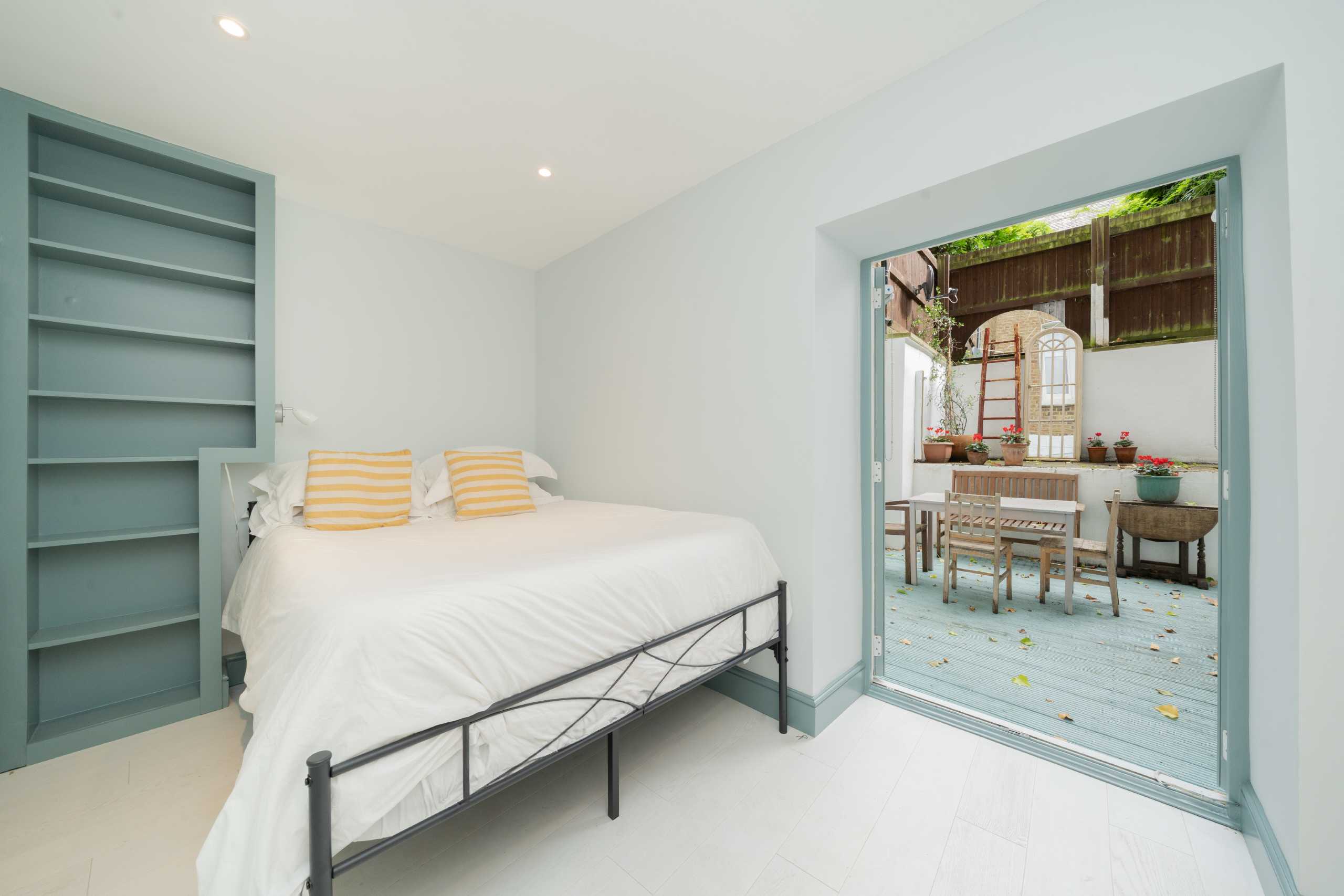 Flat Powis Gardens in Greater London