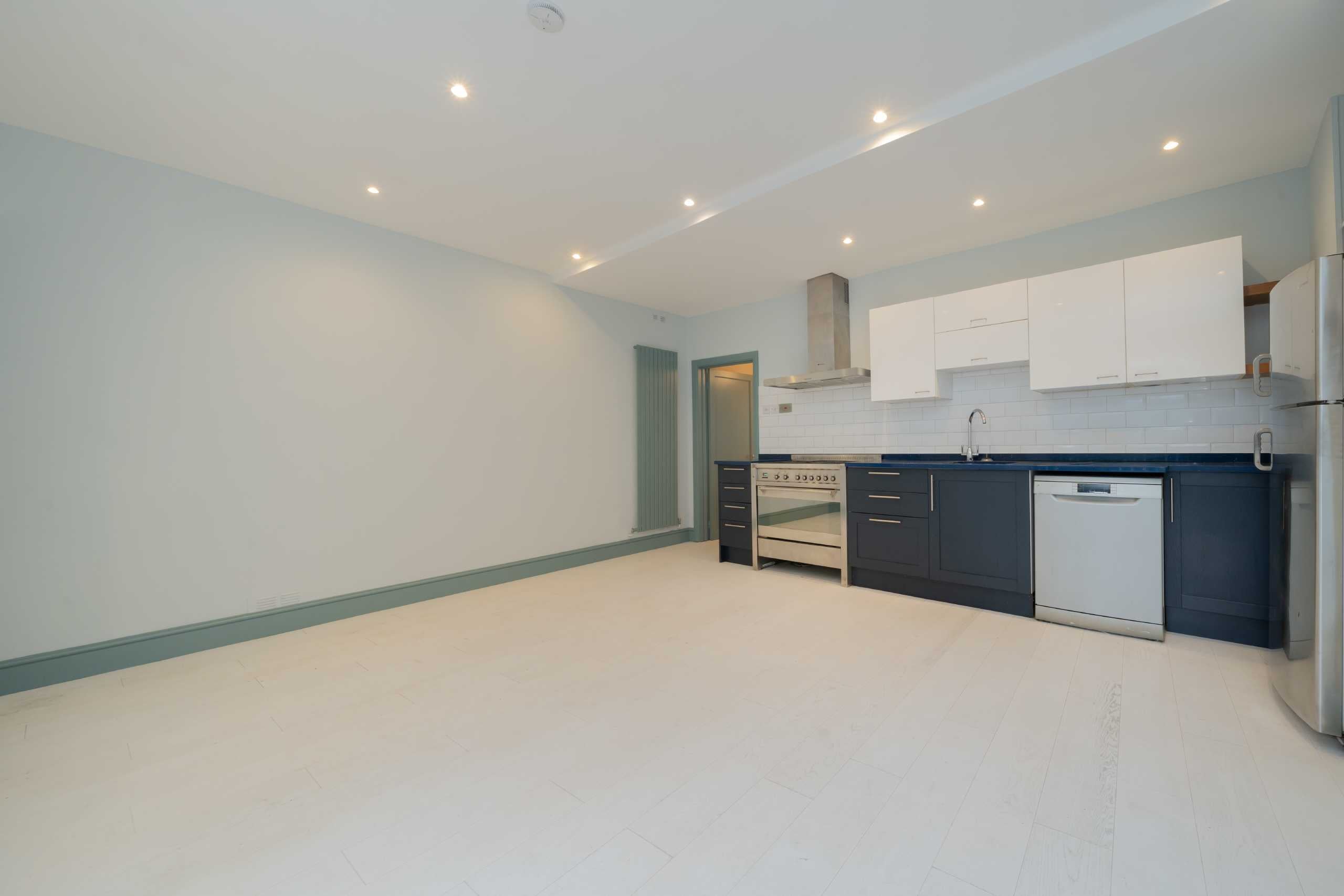 Flat Powis Gardens in Greater London