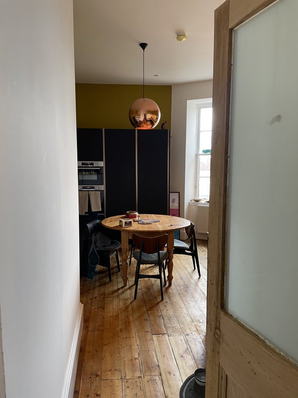 Room Walmer Crescent in Glasgow