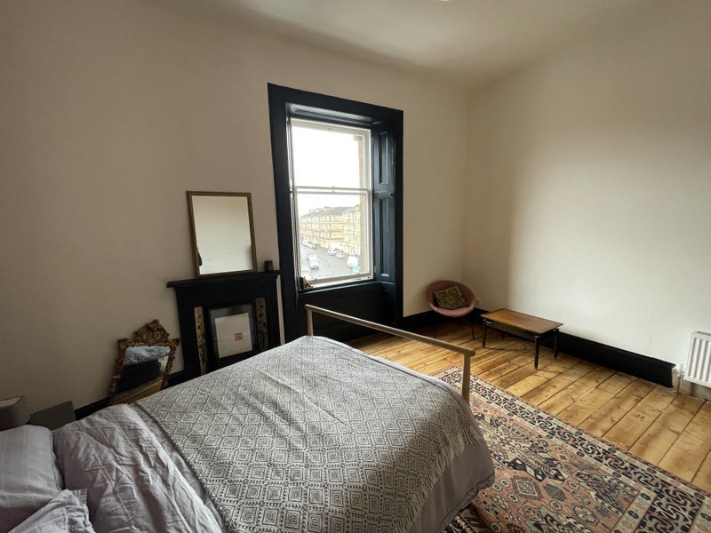 Room Walmer Crescent in Glasgow