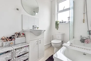 Flat Manor Grove in Greater London
