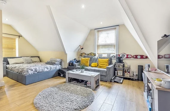 Flat Manor Grove in Greater London