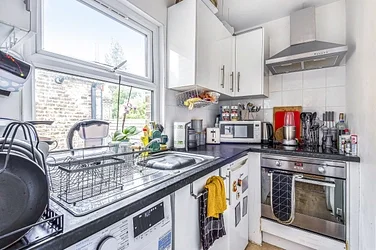 Flat Manor Grove in Greater London