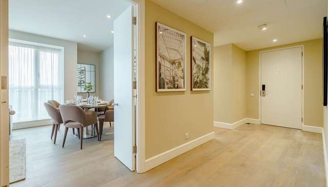 Flat Westferry Circus in Greater London