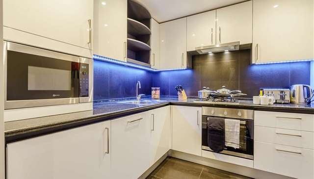 Flat Westferry Circus in Greater London