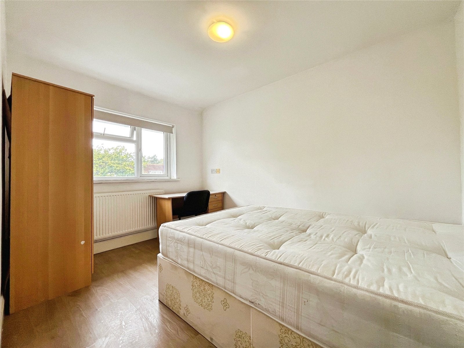 Room Kingsley Avenue in Borough of Runnymede