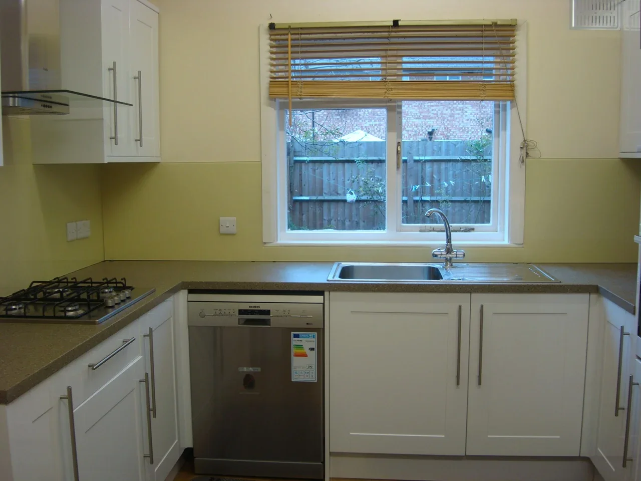 Room Gladstone Avenue in Greater London