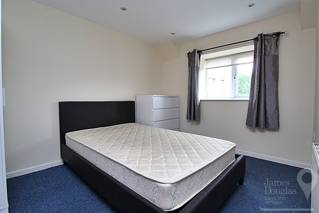 Flat Cliff Terrace in Pontypridd