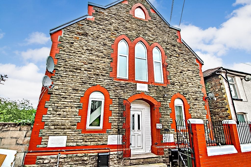 Flat Cliff Terrace in Pontypridd