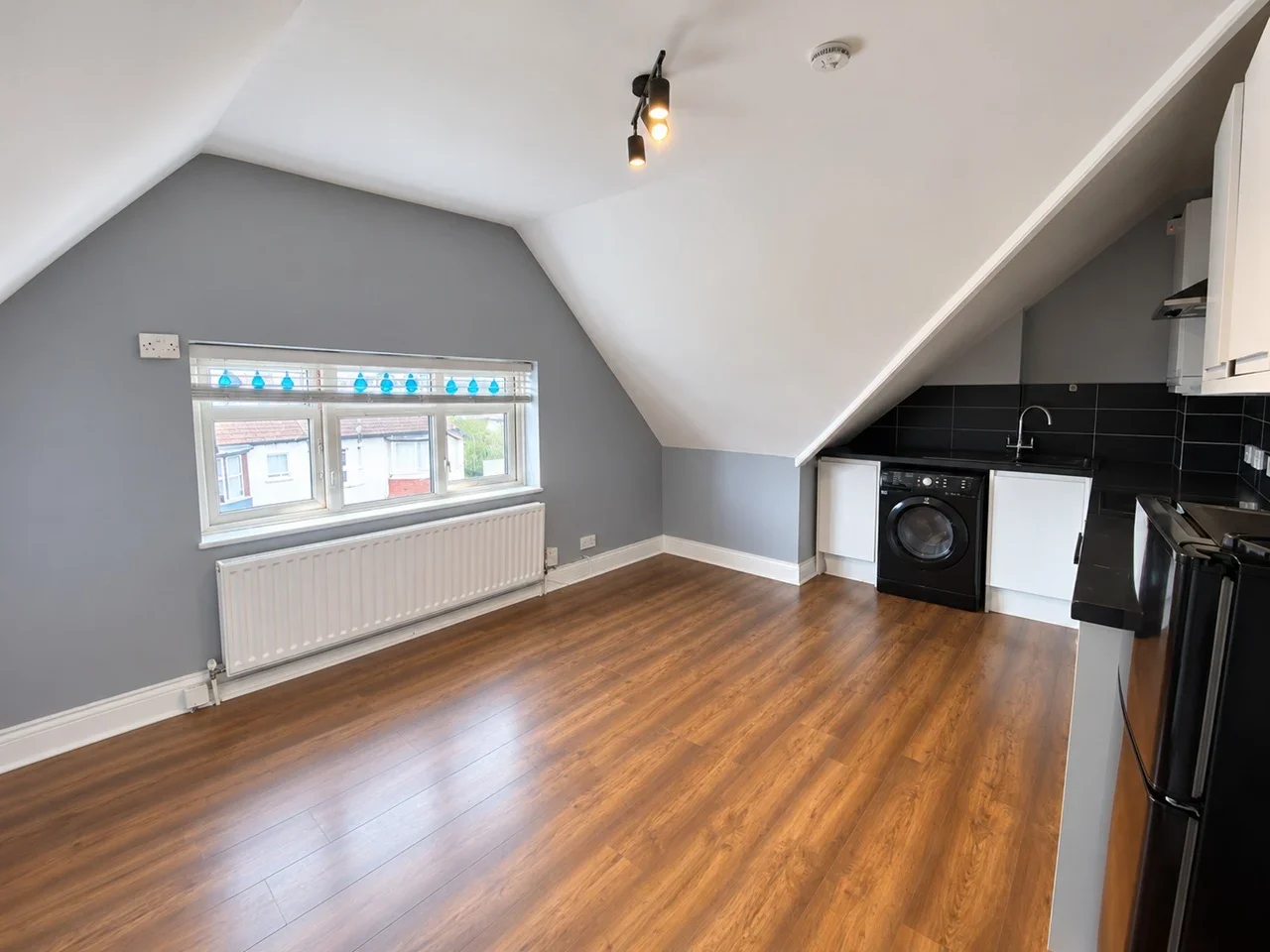 Flat Sandfield Road in Greater London