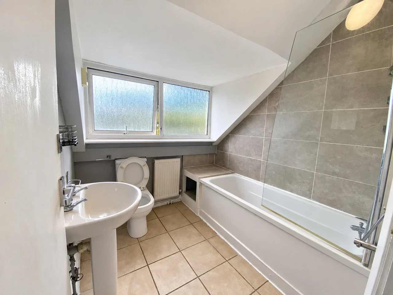 Flat Sandfield Road in Greater London