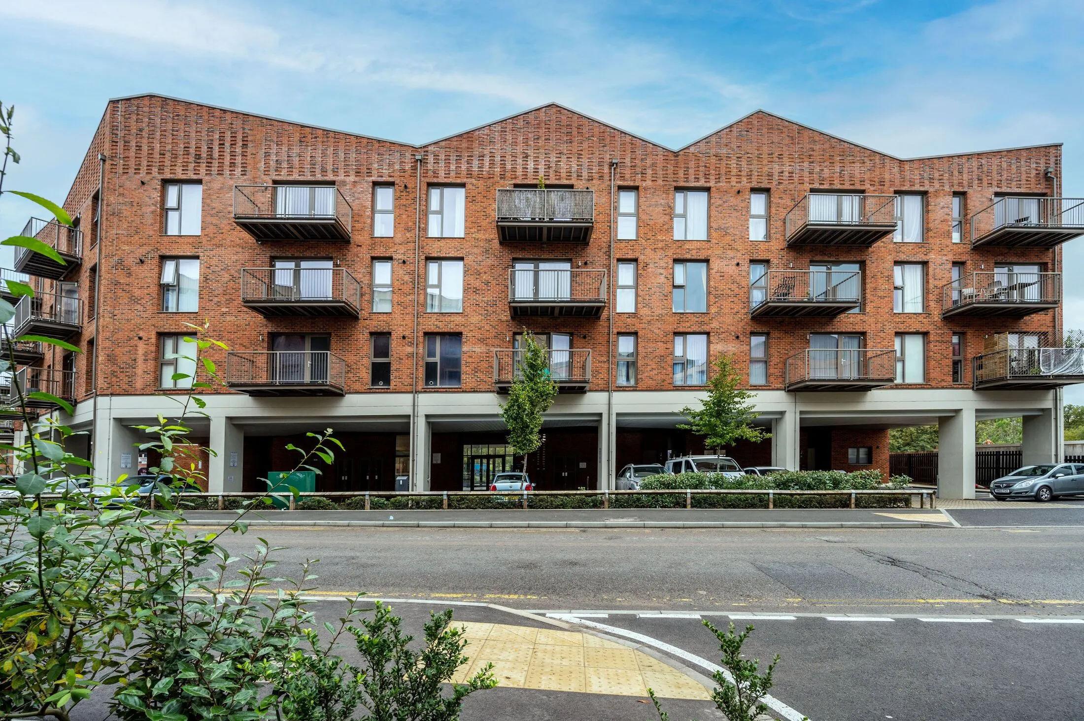 Flat Walnut Tree Close in Guildford