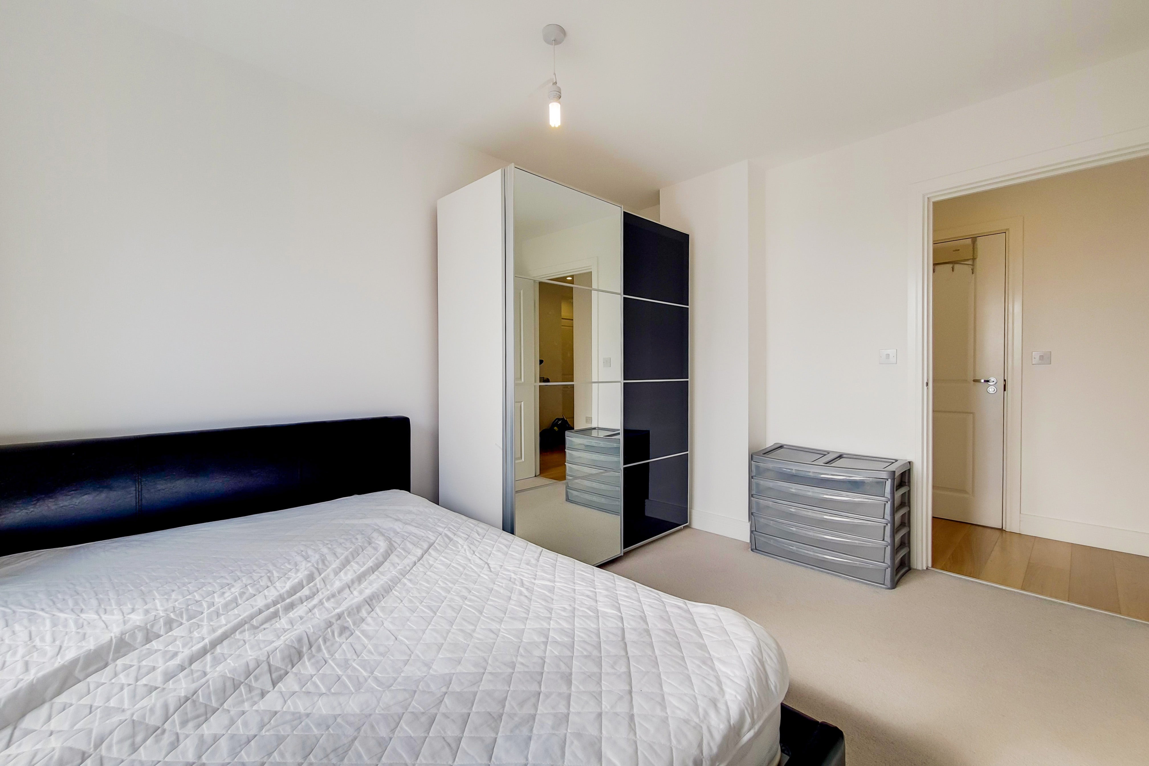 Flat Christian Street in Greater London
