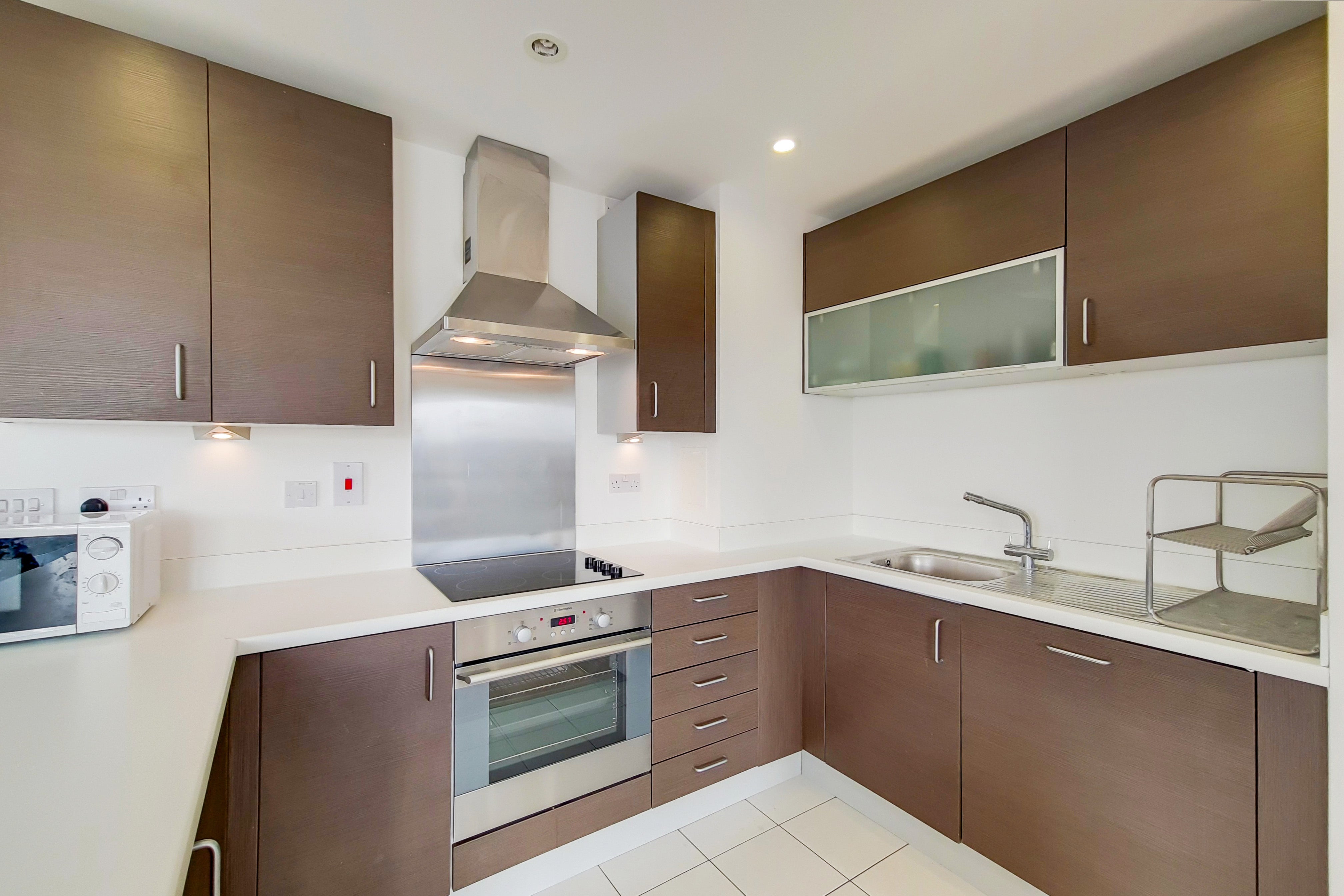 Flat Christian Street in Greater London