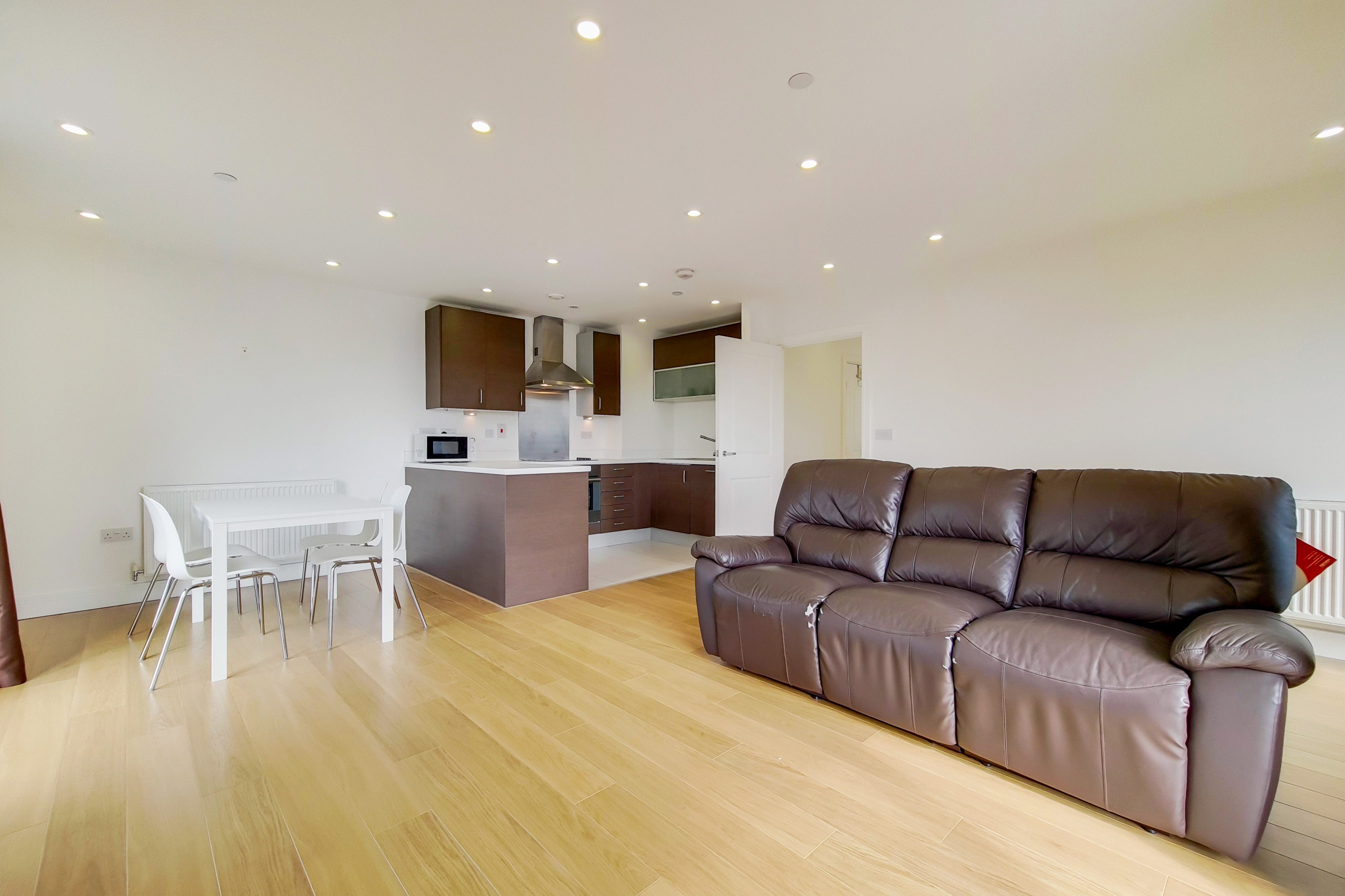 Flat Christian Street in Greater London
