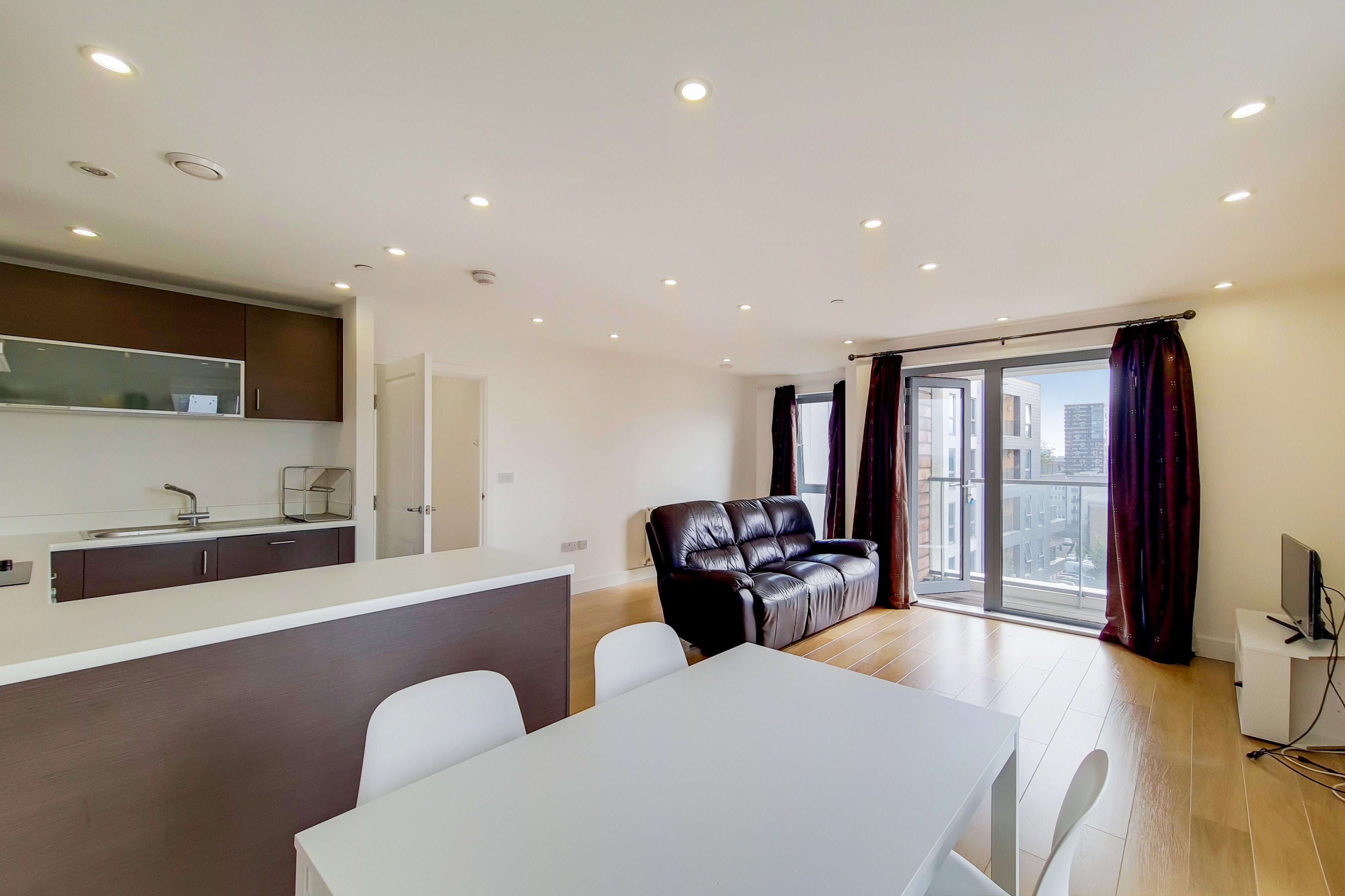 Flat Christian Street in Greater London