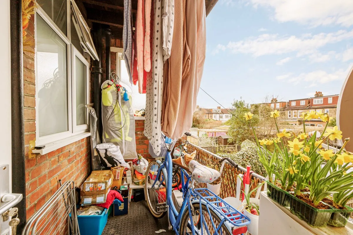 Flat Radbourne Avenue in Greater London