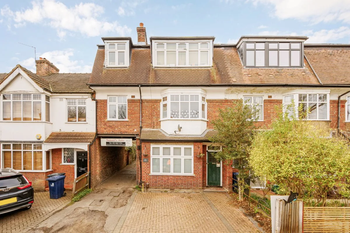 Flat Radbourne Avenue in Greater London