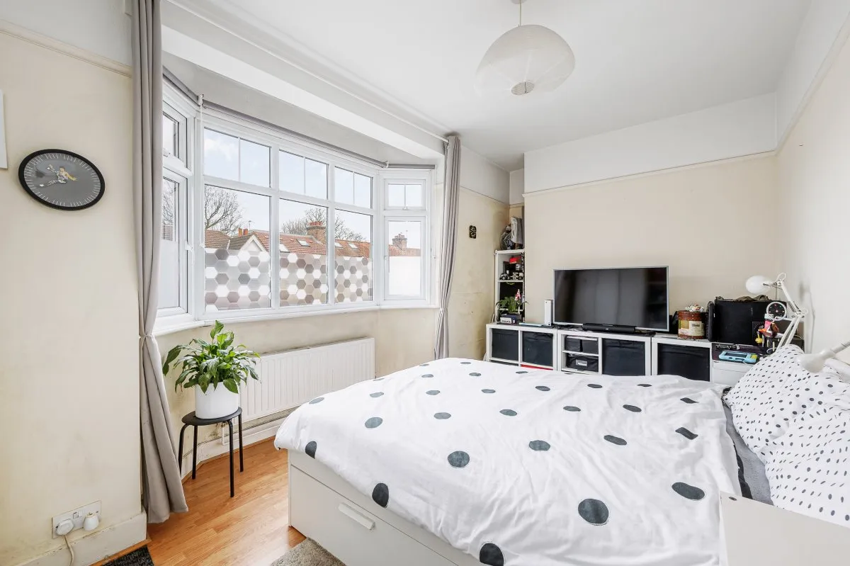 Flat Radbourne Avenue in Greater London