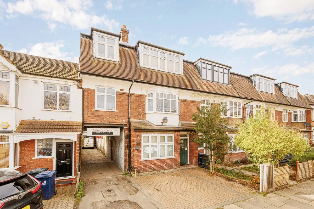 Flat Radbourne Avenue in Greater London