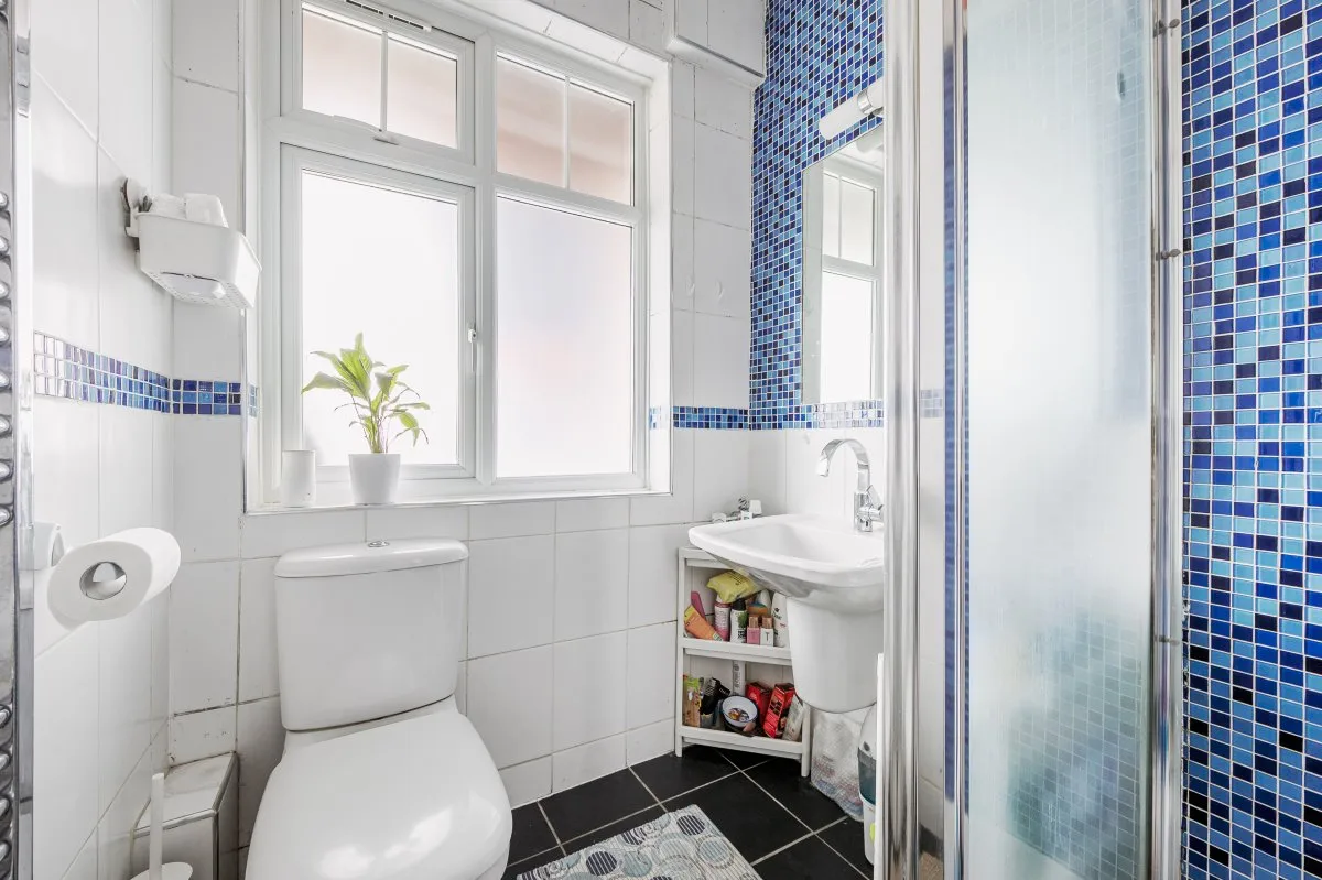 Flat Radbourne Avenue in Greater London