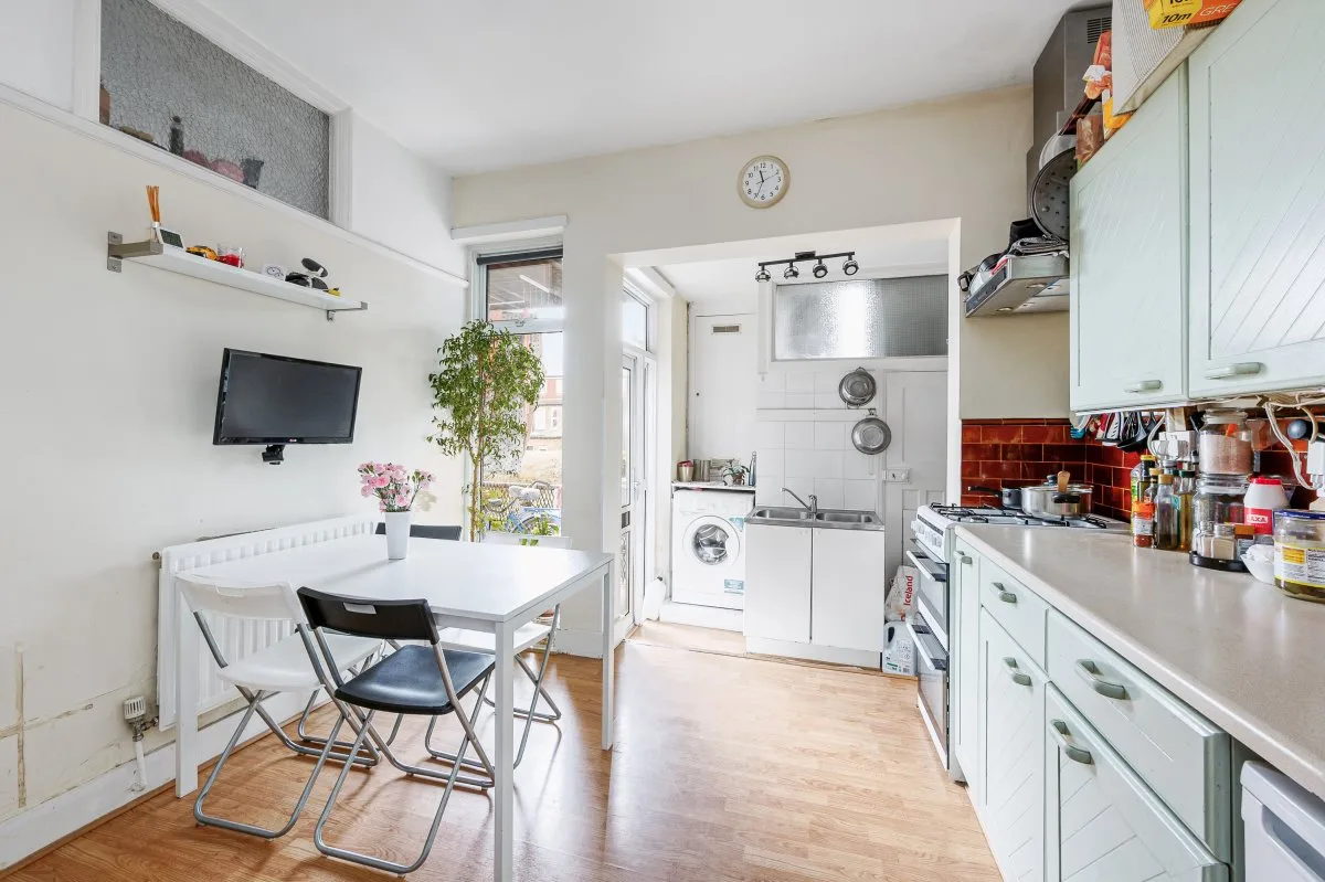 Flat Radbourne Avenue in Greater London