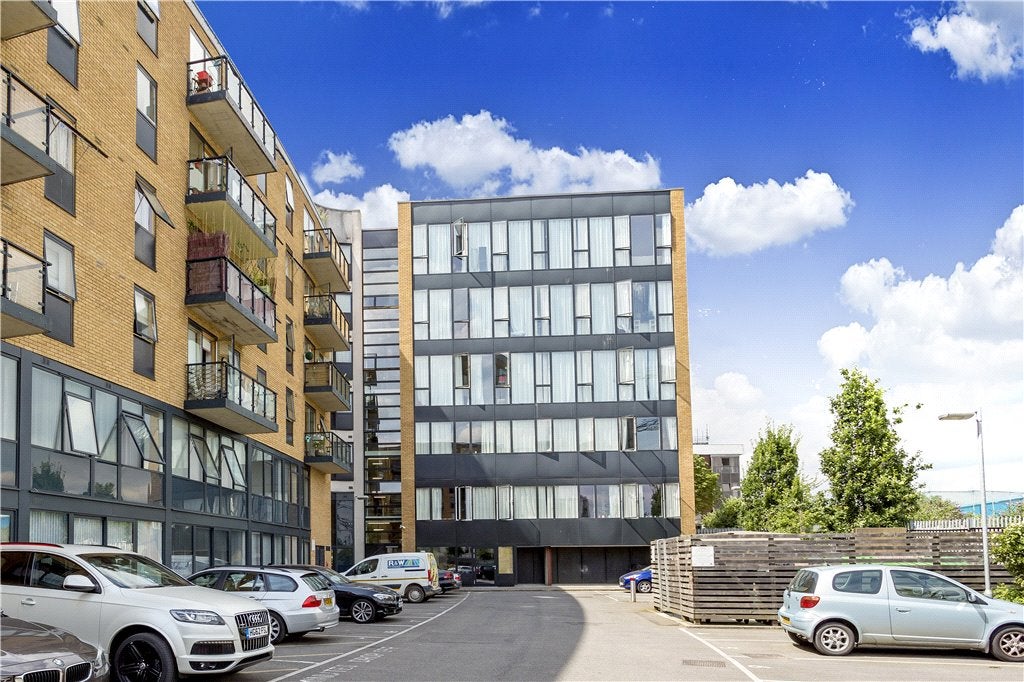 Flat Brickfield Road in Greater London