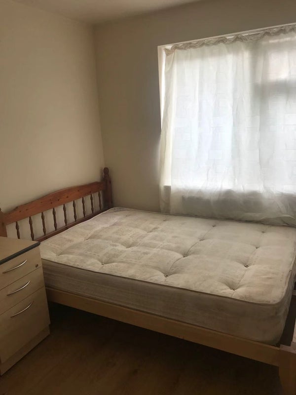 Room Sanderstead Road in Greater London