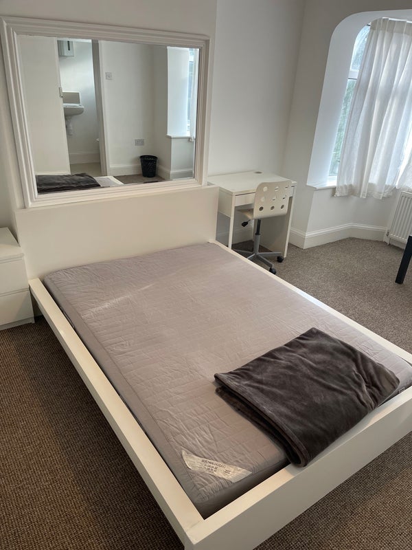 Room Colney Hatch Lane in Greater London