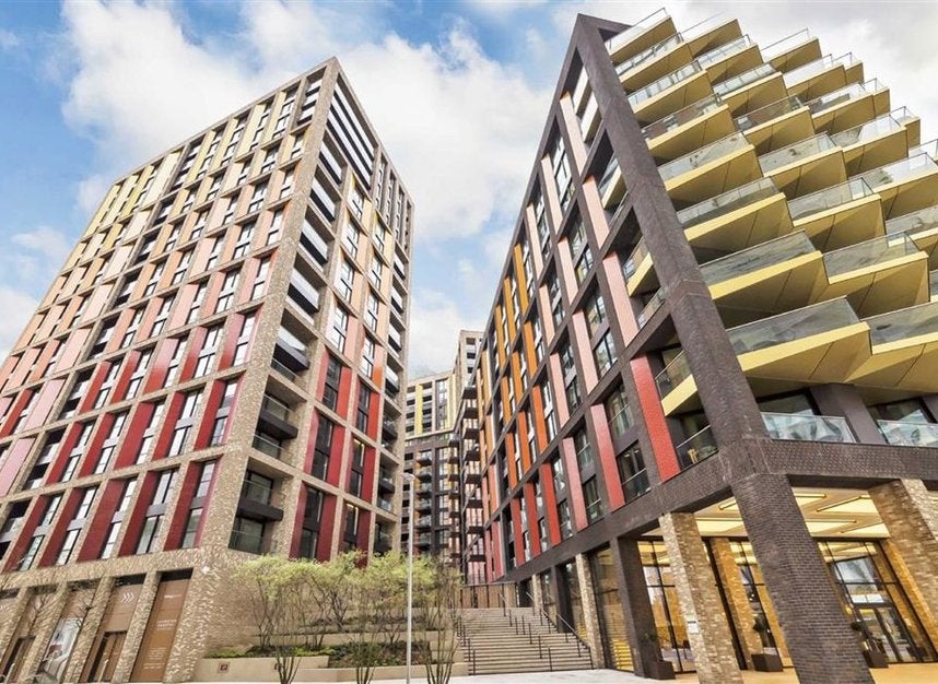 Flat Ponton Road in Greater London