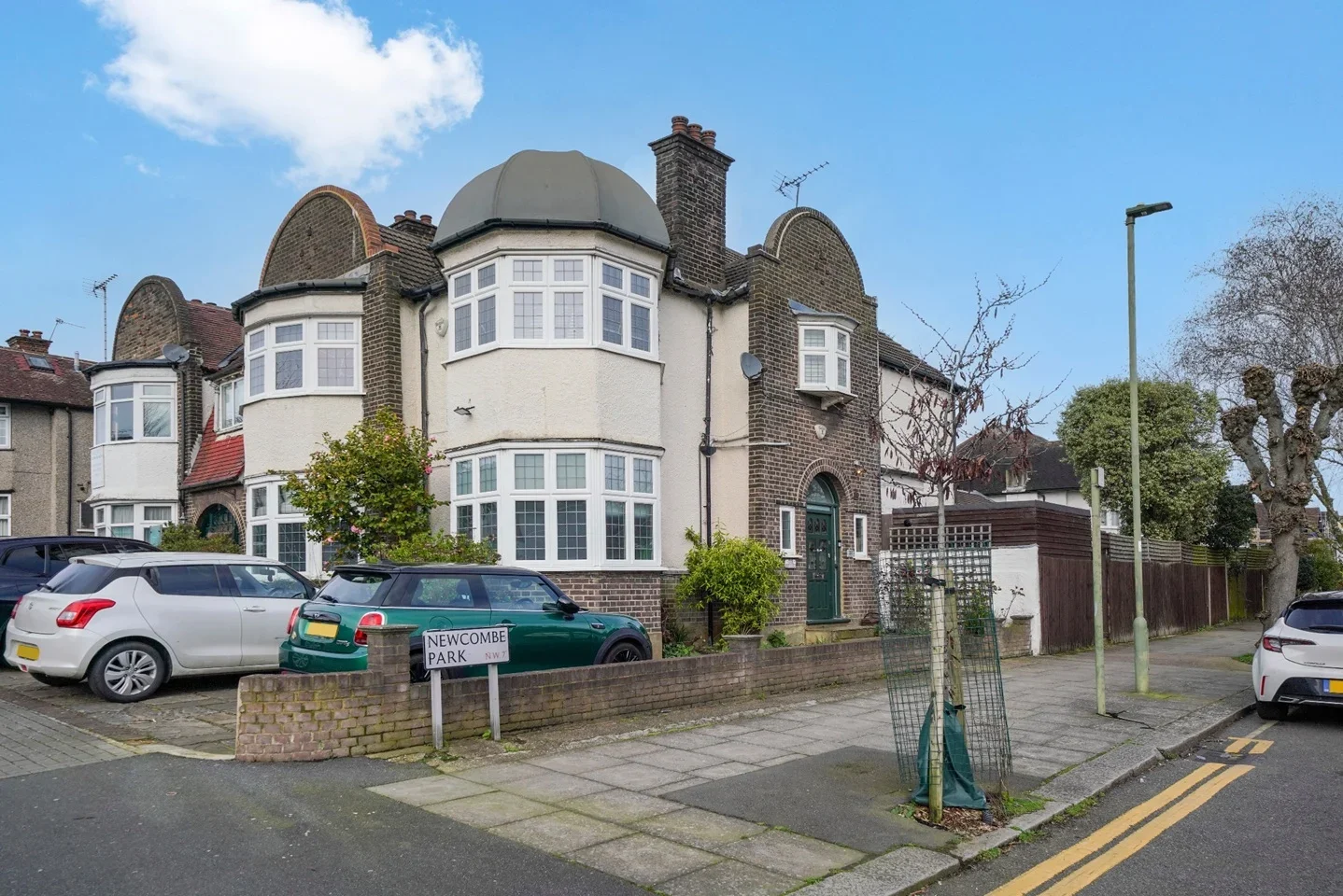 House Newcombe Park in Greater London