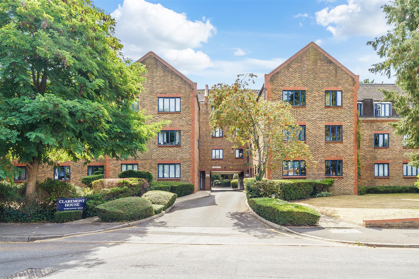 Flat Worcester Road in Greater London