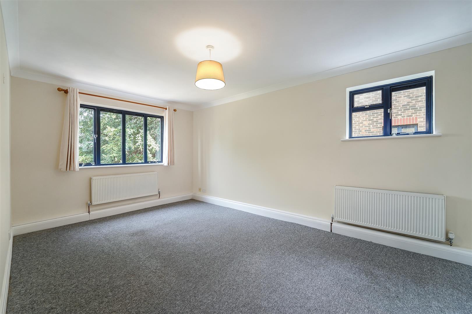 Flat Worcester Road in Greater London