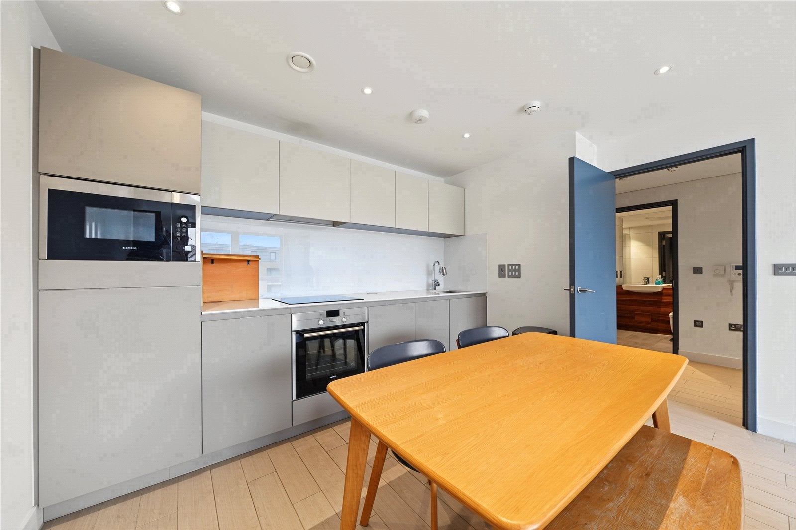 Flat Canalside Square in Greater London