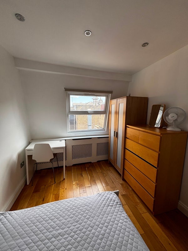 Room Fulham Road in Greater London