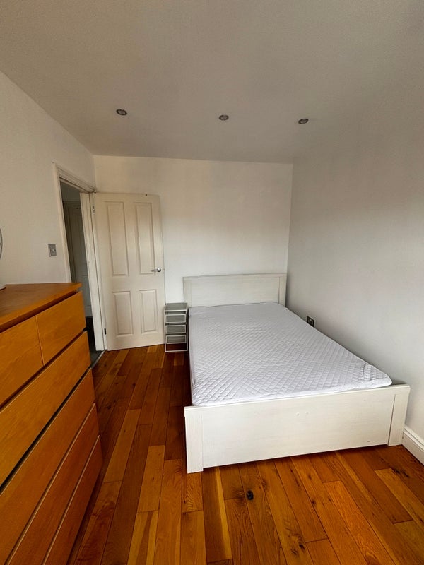 Room Fulham Road in Greater London