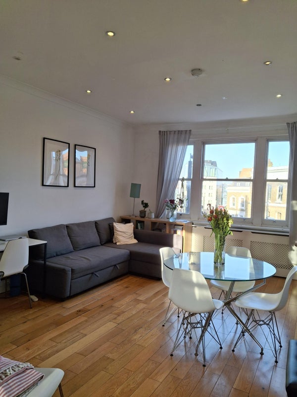 Room Fulham Road in Greater London