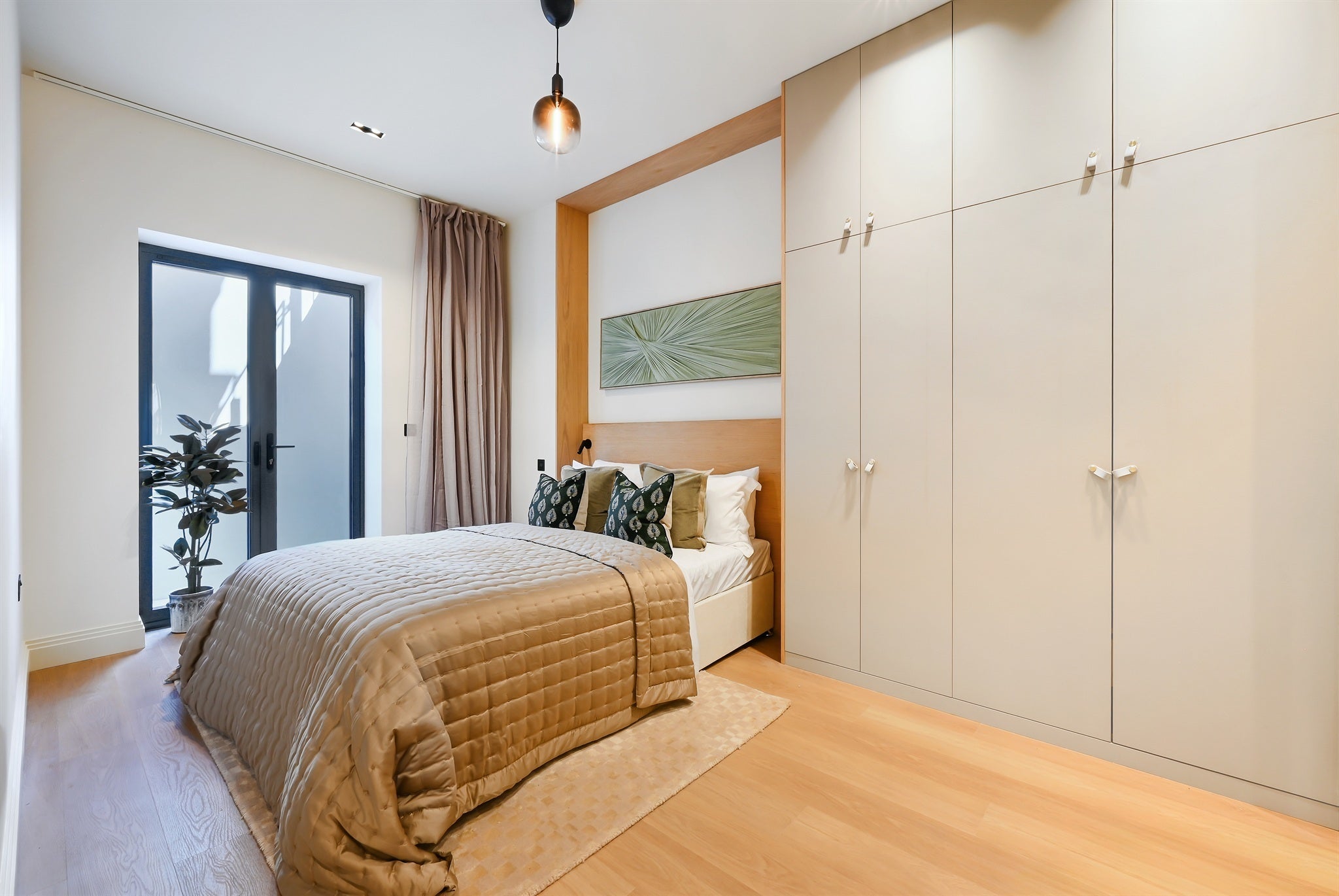 Flat Creswick Road in Greater London