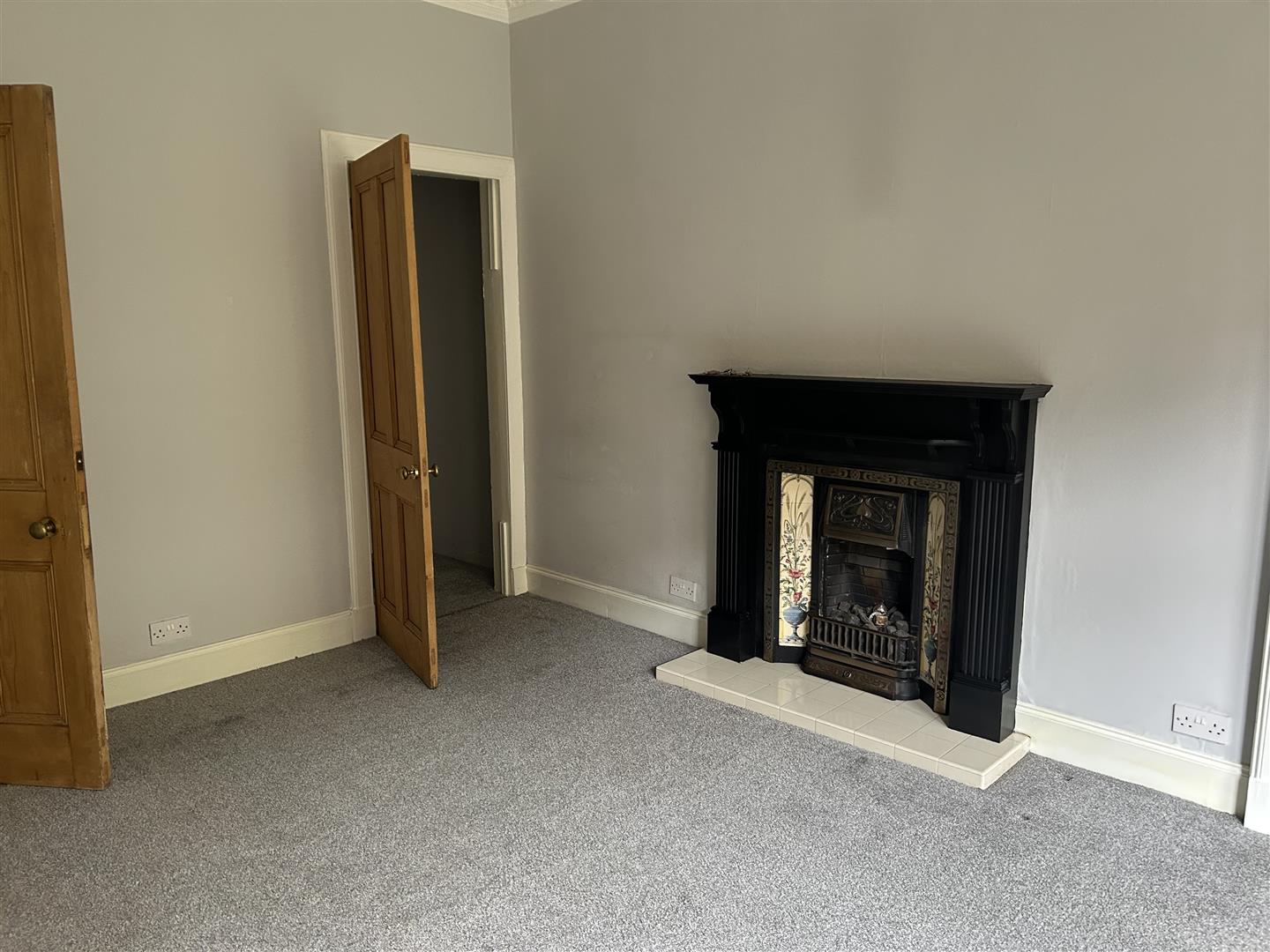 Flat Lyndhurst Gardens in Glasgow