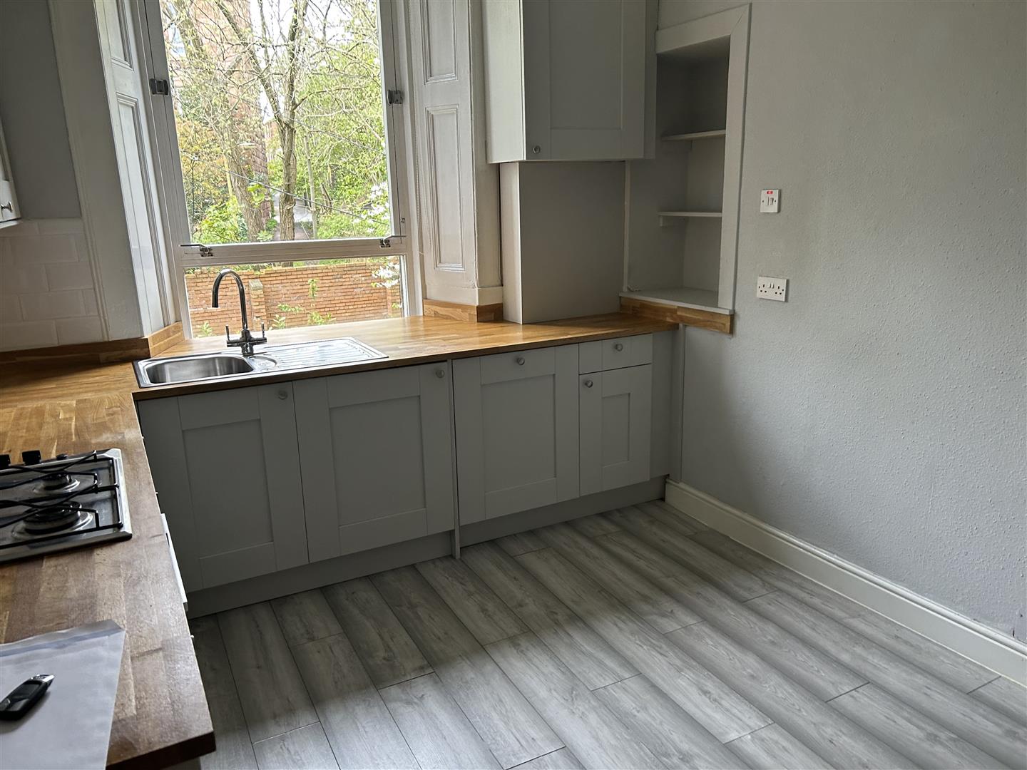 Flat Lyndhurst Gardens in Glasgow