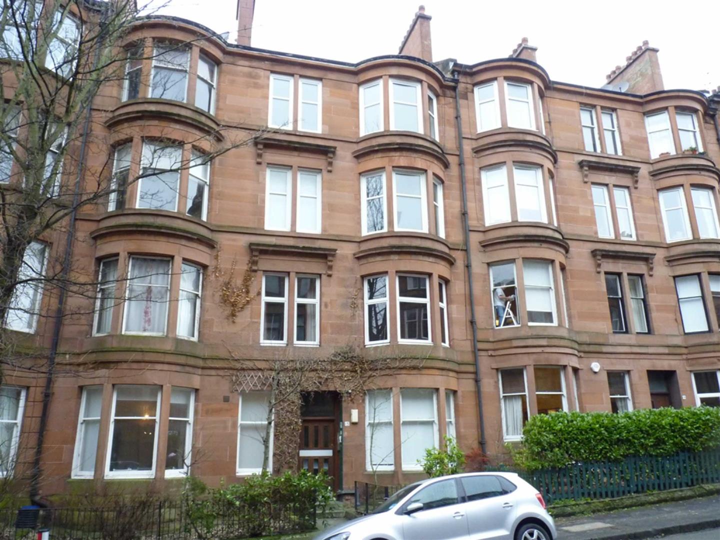 Flat Lyndhurst Gardens in Glasgow