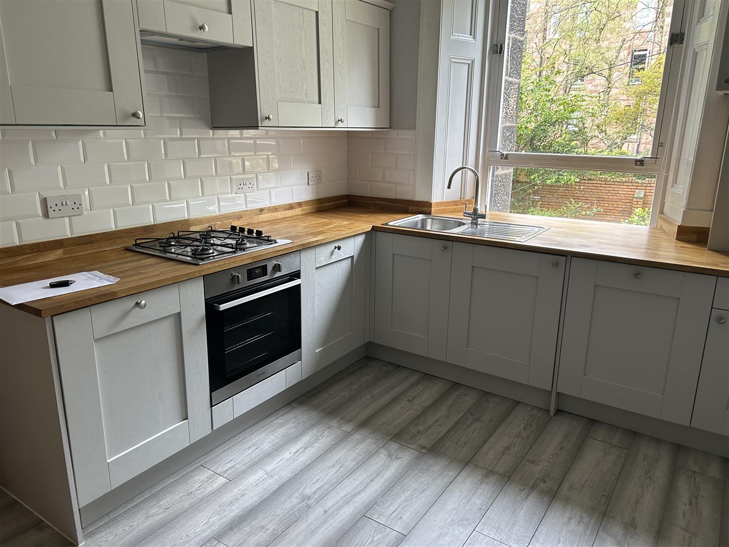 Flat Lyndhurst Gardens in Glasgow