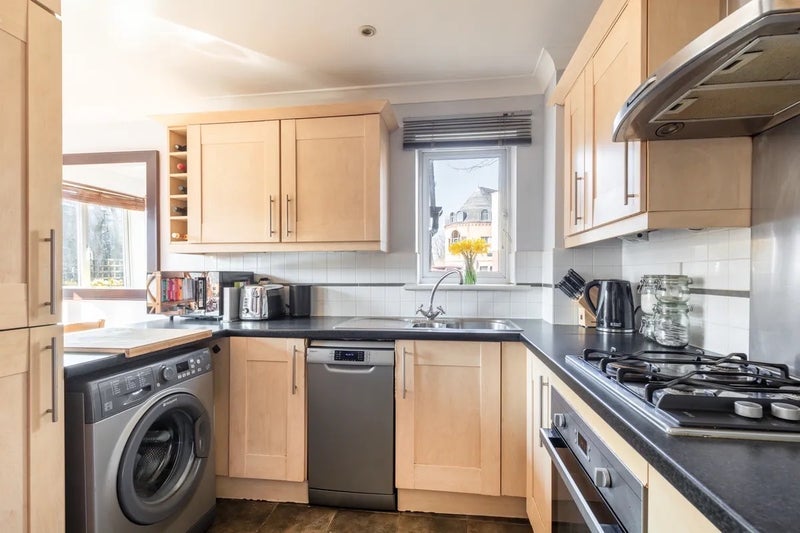 Room St Luke's Road in Tandridge