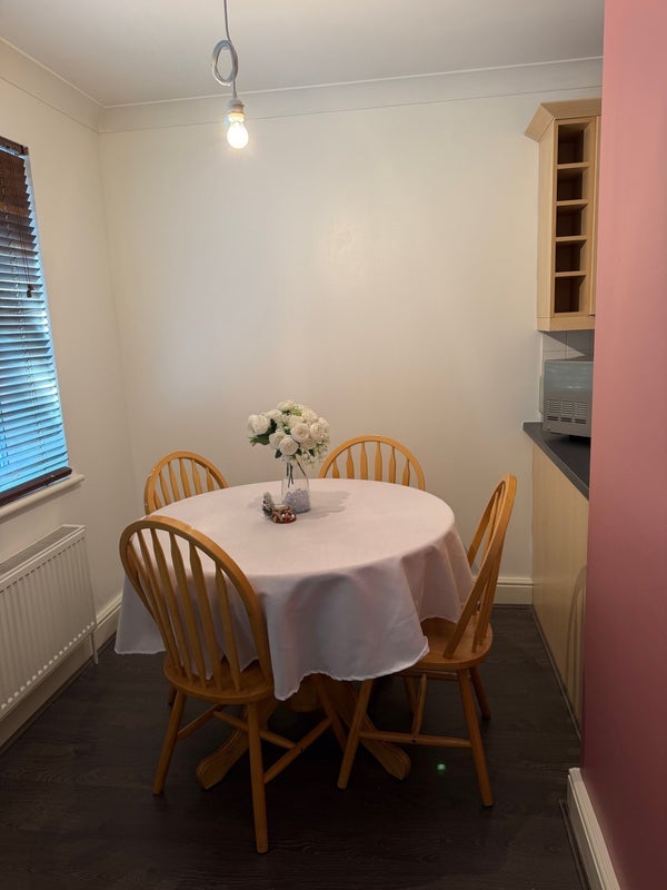 Room St Luke's Road in Tandridge