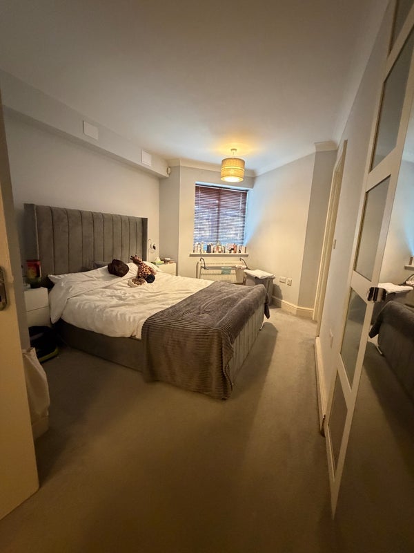 Room St Luke's Road in Tandridge