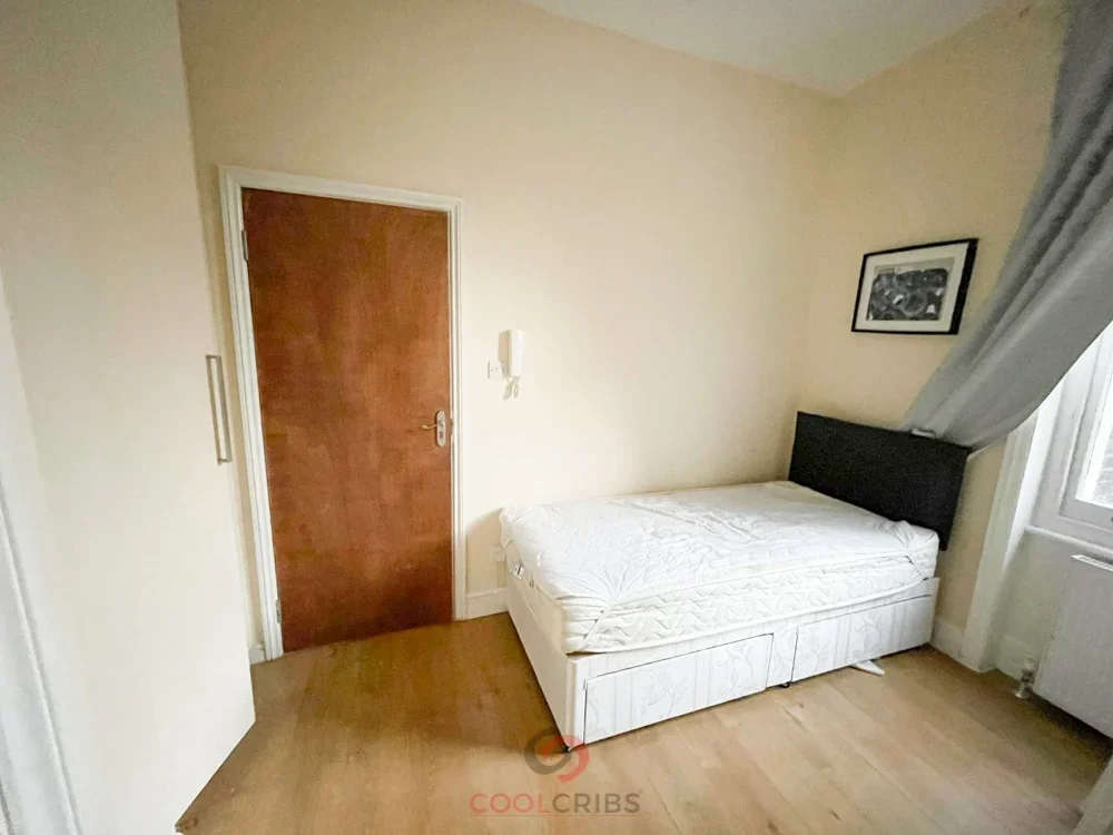 Flat Blythe Road in Greater London