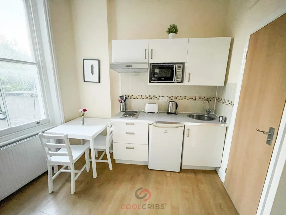 Flat Blythe Road in Greater London